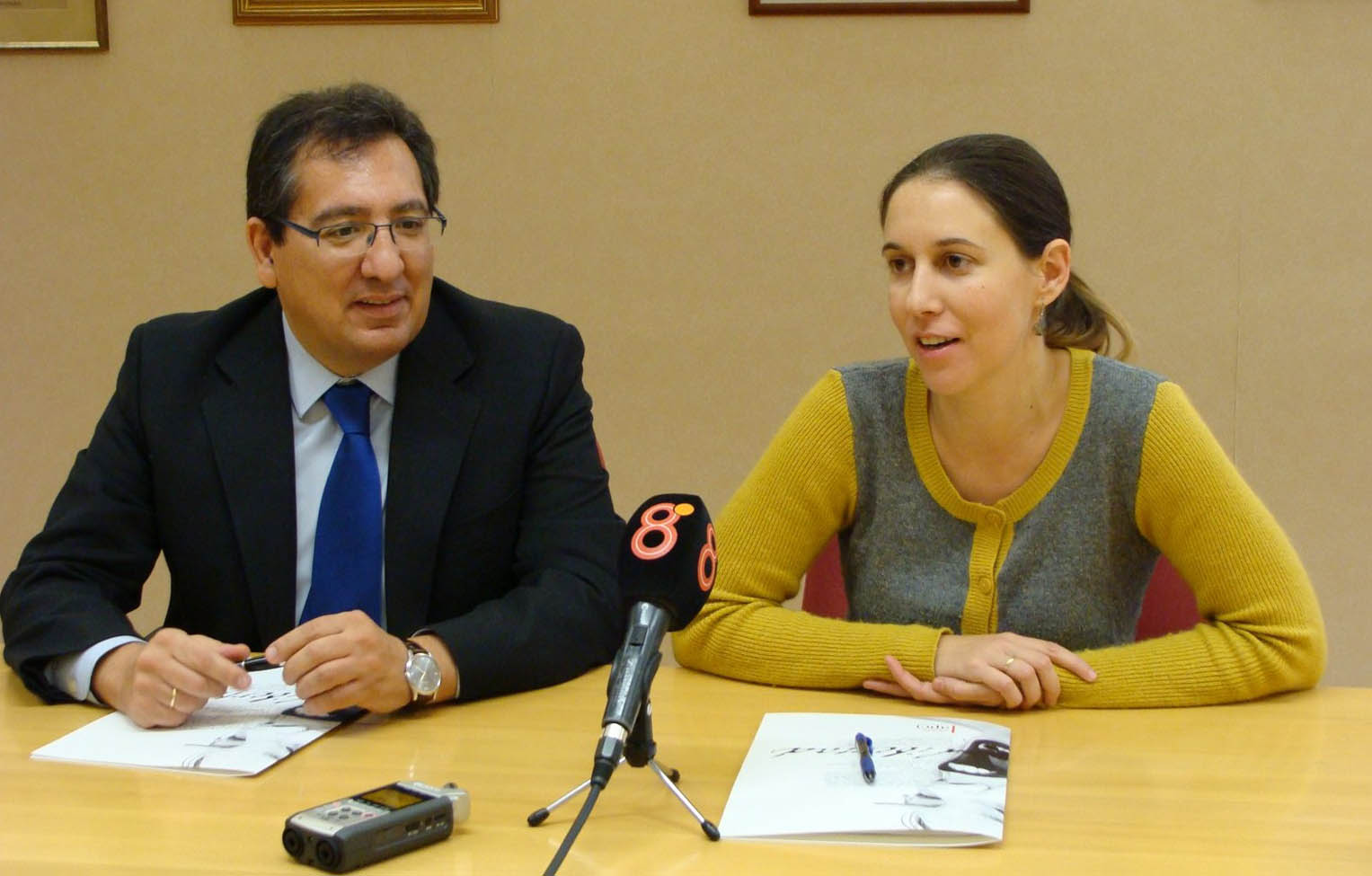 Antonio Pulido Gutiérrez y Libertad Paloma Jiménez, en la firma del convenio. Foto: APC